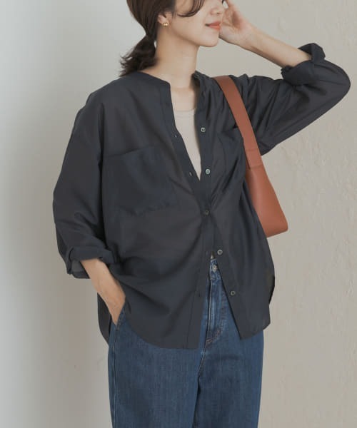 URBAN RESEARCH DOORS（アーバンリサーチドアーズ）の「シアーバンドカラーシャツ（シャツ/ブラウス・レディース・ネイビー/グレー/バーガンディー・MEDIUM）」の3枚目の写真