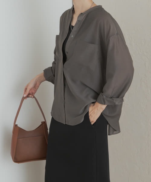 URBAN RESEARCH DOORS（アーバンリサーチドアーズ）の「シアーバンドカラーシャツ（シャツ/ブラウス・レディース・ネイビー/グレー/バーガンディー・MEDIUM）」の4枚目の写真