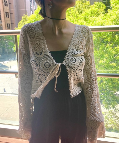 ISOOK（アイスー）の「花柄メッシュカーディガン(comochi) / レースカーディガン ショート丈 ボレロ レイヤード リボン 重ね着 薄手 長袖 羽織り 冷房対策 日焼け対策 ホワイト ベージュ 白 茶（カーディガン/ボレロ・レディース・ベージュ/ホワイト・FREE）」の9枚目の写真