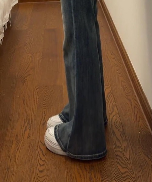 Teem Store（チームストア）の「美脚ストレッチフレアブーツカットデニムパンツ（デニムパンツ・レディース・ブルー/ブラック・M/L）」の4枚目の写真