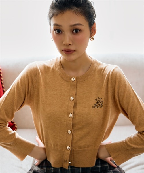 AND COUTURE(アンドクチュール)の「刺繍クルーネックカーディガン(カーディガン/ボレロ・レディース・キャメル/ボルドー/グレー/ブラック・FREE)」の1枚目の写真