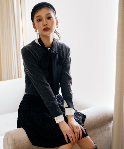 AND COUTURE(アンドクチュール)の「刺繍クルーネックカーディガン(カーディガン/ボレロ・レディース・キャメル/ボルドー/グレー/ブラック・FREE)」の12枚目の写真