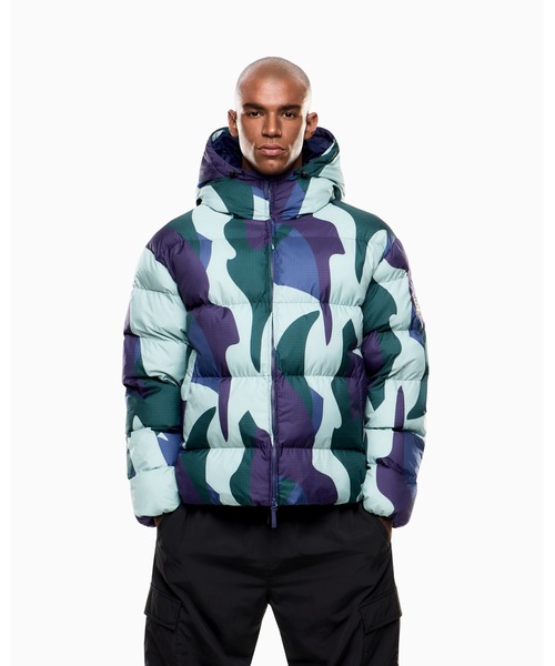 EMPORIO ARMANI EA7（エンポリオアルマーニイーエーセブン）の「<オンライン限定>【エンポリオ アルマーニ EA7】フード付きパデッドジャケット イリデセントナイロン（その他アウター・メンズ・マルチ/グリーン系カモフラージュ・X-LARGE/MEDIUM/X-SMALL/SMALL/LARGE）」の1枚目の写真