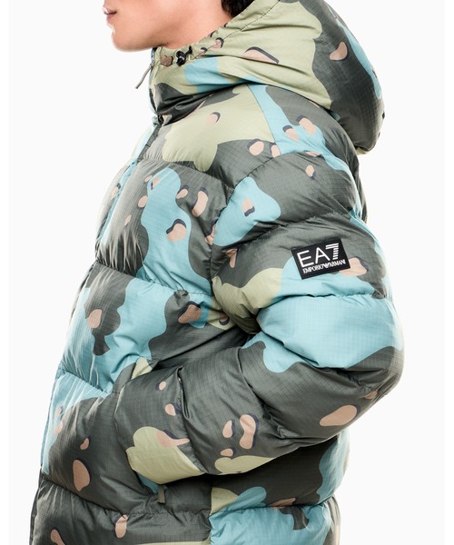 EMPORIO ARMANI EA7（エンポリオアルマーニイーエーセブン）の「<オンライン限定>【エンポリオ アルマーニ EA7】フード付きパデッドジャケット イリデセントナイロン（その他アウター・メンズ・マルチ/グリーン系カモフラージュ・X-LARGE/MEDIUM/X-SMALL/SMALL/LARGE）」の7枚目の写真