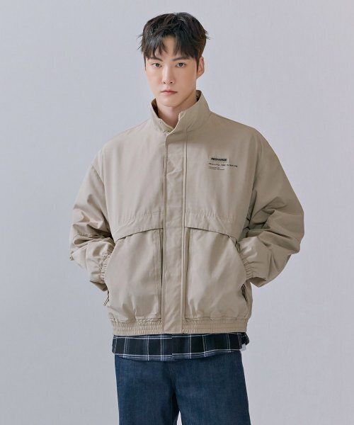 CHASECULT(チェイスカルト)の「男性ハイネックユーティリティジャンパー-CERK4112B0X(ナイロンジャケット・メンズ・Beige・95/100/105)」の2枚目の写真