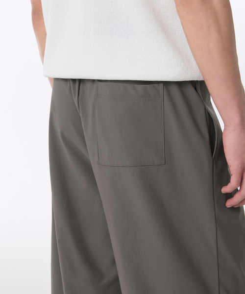 MUSINSA STANDARD（ムシンサスタンダード）の「クーリングディープタックワイドバンディングパンツ [カーキグレー]（スラックス・メンズ・その他・26/28/30/32/34/36/38/40/42）」の5枚目の写真