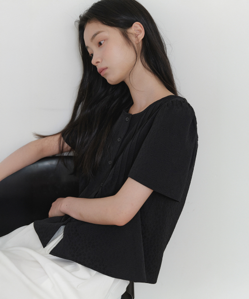 YUPPE(ヨッペ)の「TUCKED FLOWER SHIRT_BLACK(シャツ/ブラウス・レディース・その他・FREE)」の1枚目の写真