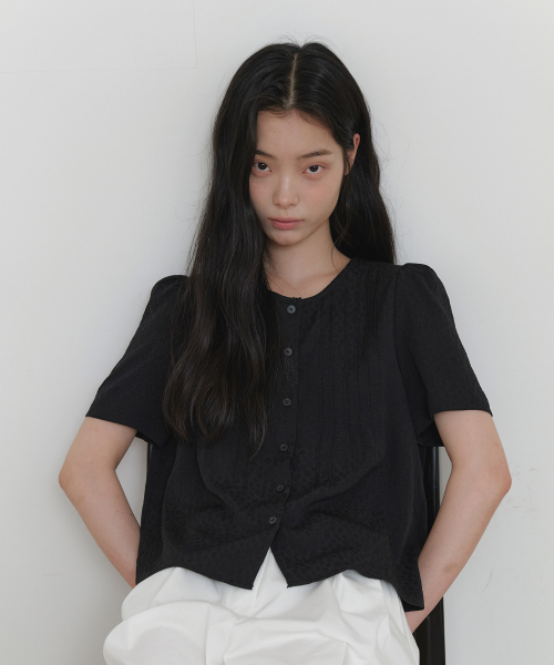 YUPPE(ヨッペ)の「TUCKED FLOWER SHIRT_BLACK(シャツ/ブラウス・レディース・その他・FREE)」の2枚目の写真