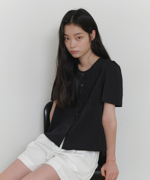 YUPPE(ヨッペ)の「TUCKED FLOWER SHIRT_BLACK(シャツ/ブラウス・レディース・その他・FREE)」の3枚目の写真