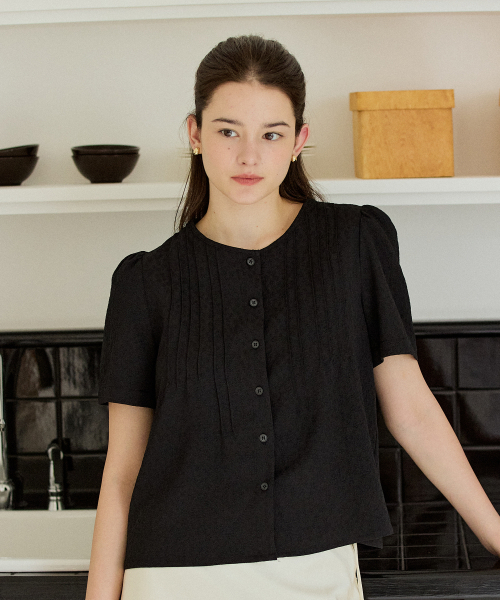 YUPPE(ヨッペ)の「TUCKED FLOWER SHIRT_BLACK(シャツ/ブラウス・レディース・その他・FREE)」の4枚目の写真