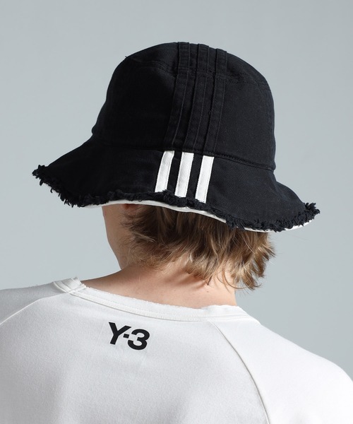 Y-3（ワイスリー）の「Y-3 STRIPES BUCKET HAT（ハット・メンズ・ブラック・SMALL/MEDIUM/LARGE）」の2枚目の写真