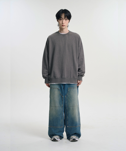 MOOVN(ムブン)の「オーバーサイズピグメントスウェットシャツカーキグレー(スウェット・メンズ・グレー・XX-LARGE/X-LARGE/LARGE/MEDIUM)」の2枚目の写真