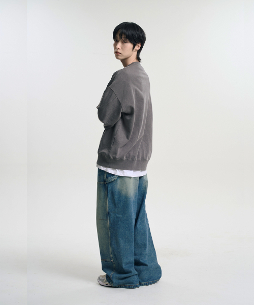 MOOVN(ムブン)の「オーバーサイズピグメントスウェットシャツカーキグレー(スウェット・メンズ・グレー・XX-LARGE/X-LARGE/LARGE/MEDIUM)」の4枚目の写真