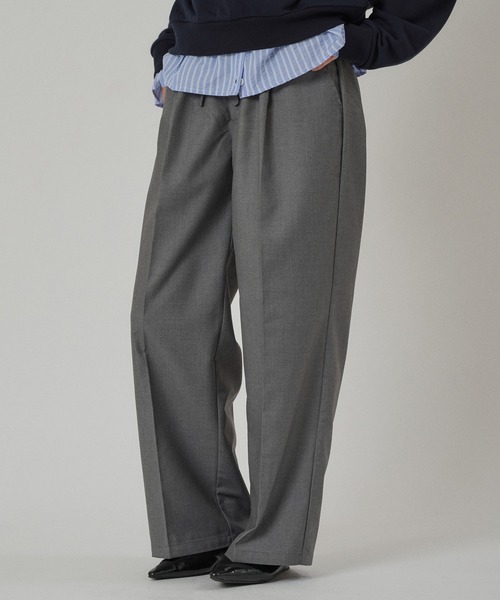 MUHET（ミュエータ）の「covered-button easy slacks pants / クルミボタンイージースラックスパンツ（スラックス・レディース・ベージュ/ネイビー/グレー・SMALL/MEDIUM/LARGE）」の2枚目の写真