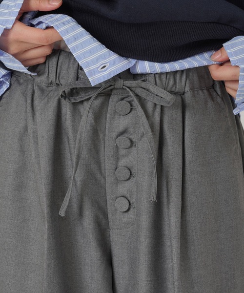 MUHET（ミュエータ）の「covered-button easy slacks pants / クルミボタンイージースラックスパンツ（スラックス・レディース・ベージュ/ネイビー/グレー・SMALL/MEDIUM/LARGE）」の15枚目の写真