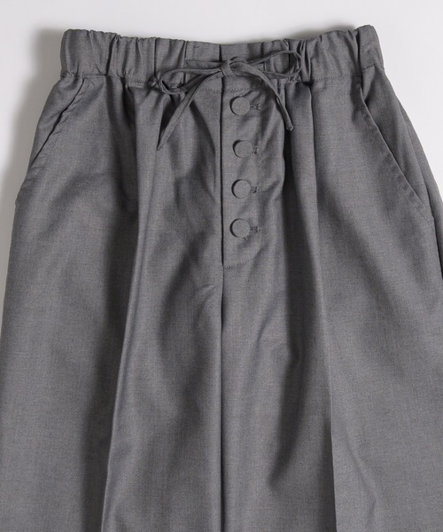 MUHET（ミュエータ）の「covered-button easy slacks pants / クルミボタンイージースラックスパンツ（スラックス・レディース・ベージュ/ネイビー/グレー・SMALL/MEDIUM/LARGE）」の9枚目の写真