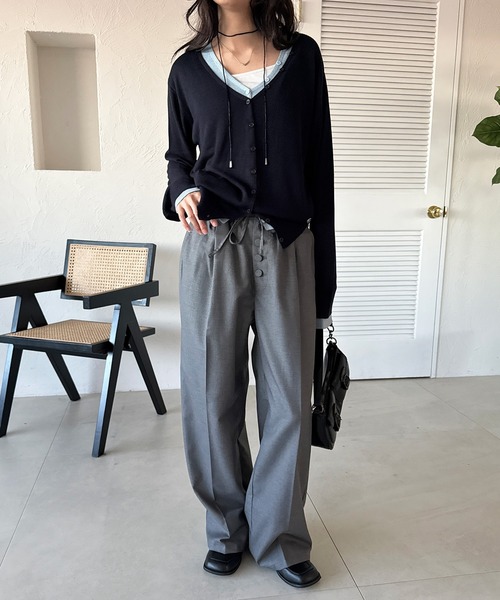 MUHET（ミュエータ）の「covered-button easy slacks pants / クルミボタンイージースラックスパンツ（スラックス・レディース・ベージュ/ネイビー/グレー・SMALL/MEDIUM/LARGE）」の11枚目の写真