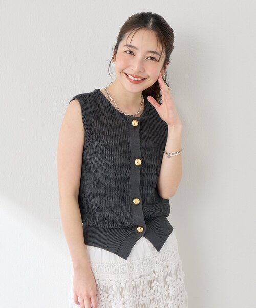 La boutique BonBon(ラブティックボンボン)の「【程よい抜け感】ギマコットン前後2WAY片畦ベスト(ニット/セーター・レディース・チャコールグレー/オフホワイト/レッド/グレイッシュベージュ・FREE)」の7枚目の写真