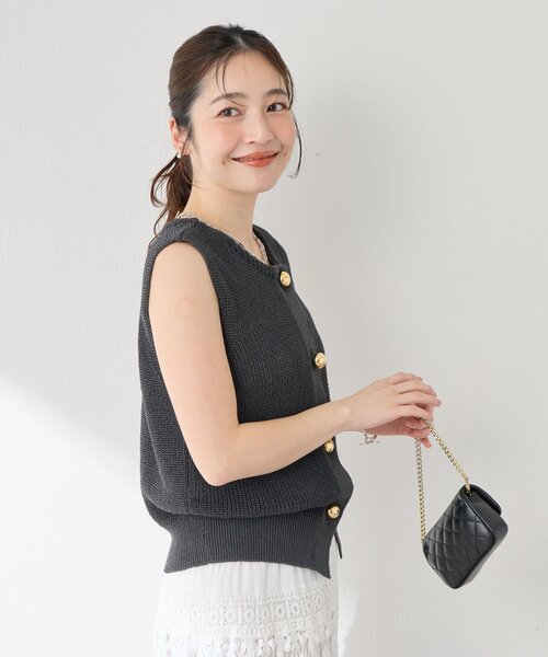 La boutique BonBon(ラブティックボンボン)の「【程よい抜け感】ギマコットン前後2WAY片畦ベスト(ニット/セーター・レディース・チャコールグレー/オフホワイト/レッド/グレイッシュベージュ・FREE)」の8枚目の写真