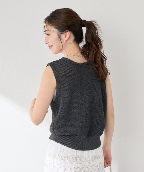 La boutique BonBon(ラブティックボンボン)の「【程よい抜け感】ギマコットン前後2WAY片畦ベスト(ニット/セーター・レディース・チャコールグレー/オフホワイト/レッド/グレイッシュベージュ・FREE)」の9枚目の写真