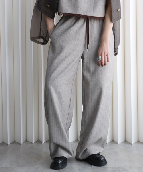 YENNA（イェンナ）の「ストライプ柄 レースウエストイージーワイドパンツ 【セットアップ対応】オケージョン（スラックス・レディース・チャコールグレー/ベージュ/グレイッシュベージュ・FT/F）」の3枚目の写真