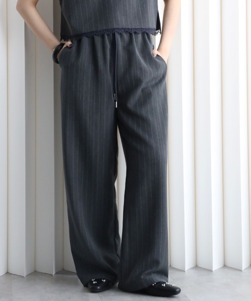 YENNA（イェンナ）の「ストライプ柄 レースウエストイージーワイドパンツ 【セットアップ対応】オケージョン（スラックス・レディース・チャコールグレー/ベージュ/グレイッシュベージュ・FT/F）」の4枚目の写真