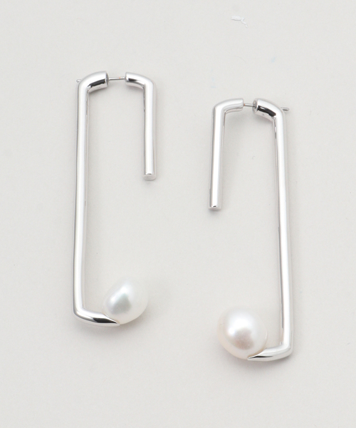 La TOTALITE（ラトータリテ）の「STELLAR HOLLYWOOD/ステラハリウッド リーニアパールピアス（ピアス（両耳用）・レディース・シルバー/ゴールド・FREE）」の2枚目の写真