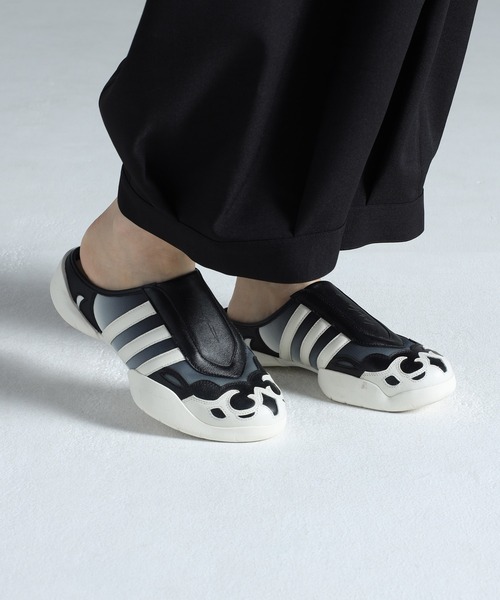 Y-3(ワイスリー)の「Y-3 REGU MULE(サンダル・メンズ・ブラック×ホワイト・23.5cm/24.0cm/24.5cm/25.0cm/25.5cm/26.0cm/26.5cm/27.0cm/27.5cm/28.0cm/28.5cm/23.0cm/22.5cm)」の1枚目の写真
