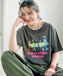 cross marche（クロスマルシェ）の「【セサミストリート/SESAME STREET】サーフフォトプリントTシャツ（ELMO＆FRIENDS）（Tシャツ/カットソー）」