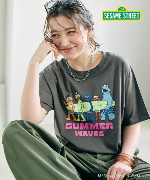 SESAME STREET(セサミストリート)の「【セサミストリート/SESAME STREET】サーフフォトプリントTシャツ(ELMO&FRIENDS)(Tシャツ/カットソー・レディース・グレー/エメラルド/オフホワイト・LL/3L/M/L)」の1枚目の写真