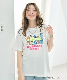 cross marche（クロスマルシェ）の「【セサミストリート/SESAME STREET】サーフフォトプリントTシャツ（ELMO＆FRIENDS）（Tシャツ/カットソー）」