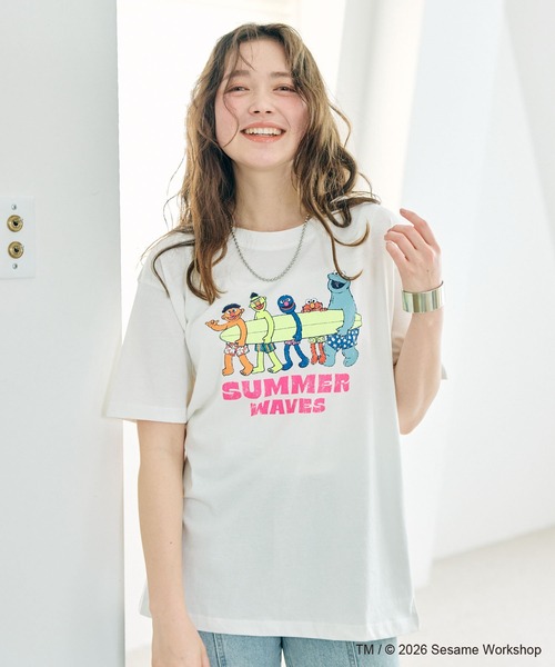 SESAME STREET(セサミストリート)の「【セサミストリート/SESAME STREET】サーフフォトプリントTシャツ(ELMO&FRIENDS)(Tシャツ/カットソー・レディース・グレー/エメラルド/オフホワイト・LL/3L/M/L)」の2枚目の写真