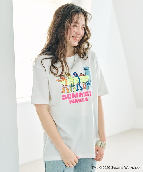 SESAME STREET(セサミストリート)の「【セサミストリート/SESAME STREET】サーフフォトプリントTシャツ(ELMO&FRIENDS)(Tシャツ/カットソー・レディース・グレー/エメラルド/オフホワイト・LL/3L/M/L)」の19枚目の写真
