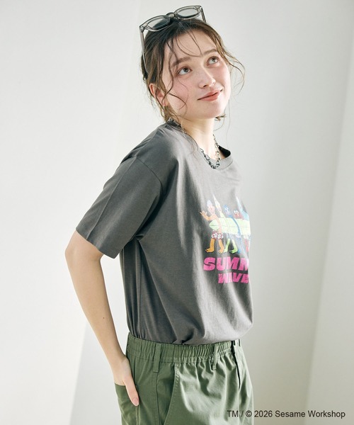 SESAME STREET(セサミストリート)の「【セサミストリート/SESAME STREET】サーフフォトプリントTシャツ(ELMO&FRIENDS)(Tシャツ/カットソー・レディース・グレー/エメラルド/オフホワイト・LL/3L/M/L)」の7枚目の写真