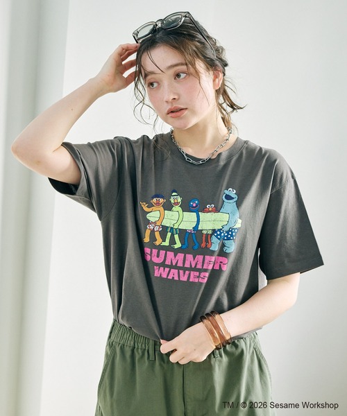 SESAME STREET(セサミストリート)の「【セサミストリート/SESAME STREET】サーフフォトプリントTシャツ(ELMO&FRIENDS)(Tシャツ/カットソー・レディース・グレー/エメラルド/オフホワイト・LL/3L/M/L)」の8枚目の写真