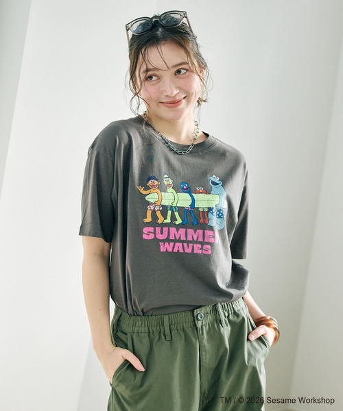 SESAME STREET(セサミストリート)の「【セサミストリート/SESAME STREET】サーフフォトプリントTシャツ(ELMO&FRIENDS)(Tシャツ/カットソー・レディース・グレー/エメラルド/オフホワイト・LL/3L/M/L)」の9枚目の写真