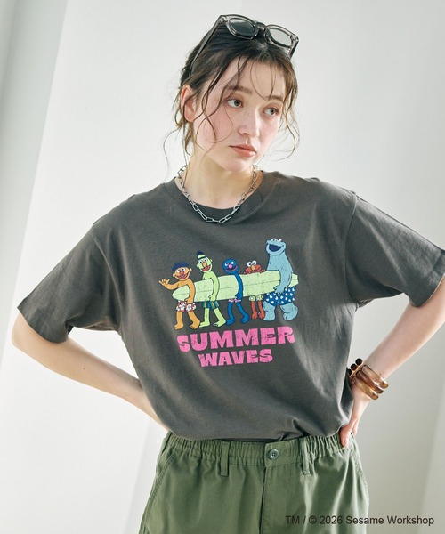 SESAME STREET(セサミストリート)の「【セサミストリート/SESAME STREET】サーフフォトプリントTシャツ(ELMO&FRIENDS)(Tシャツ/カットソー・レディース・グレー/エメラルド/オフホワイト・LL/3L/M/L)」の10枚目の写真
