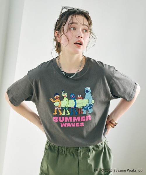 SESAME STREET(セサミストリート)の「【セサミストリート/SESAME STREET】サーフフォトプリントTシャツ(ELMO&FRIENDS)(Tシャツ/カットソー・レディース・グレー/エメラルド/オフホワイト・LL/3L/M/L)」の11枚目の写真