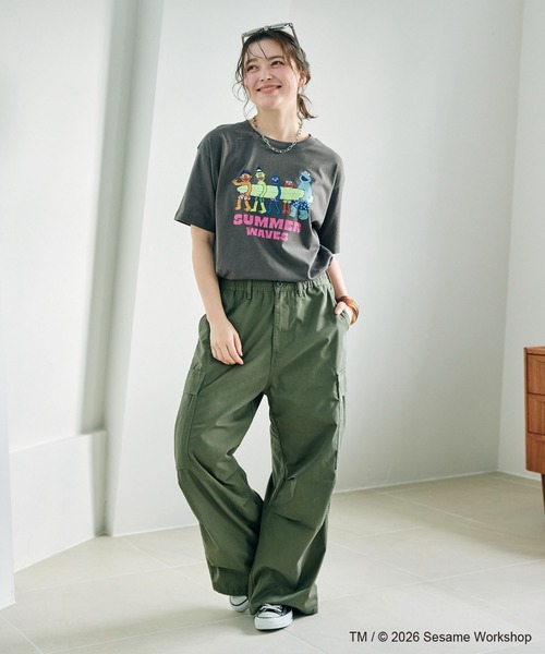 SESAME STREET(セサミストリート)の「【セサミストリート/SESAME STREET】サーフフォトプリントTシャツ(ELMO&FRIENDS)(Tシャツ/カットソー・レディース・グレー/エメラルド/オフホワイト・LL/3L/M/L)」の13枚目の写真
