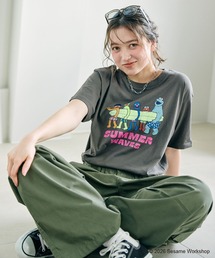 SESAME STREET（セサミストリート）の「【セサミストリート/SESAME STREET】サーフフォトプリントTシャツ（ELMO＆FRIENDS）（Tシャツ/カットソー）」