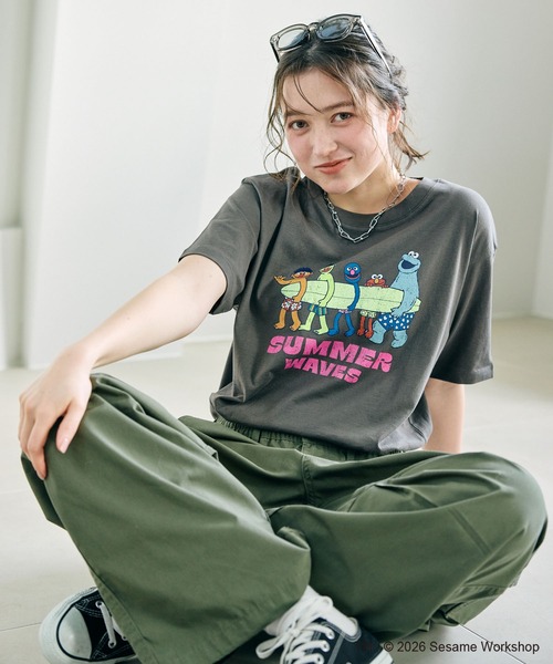 SESAME STREET(セサミストリート)の「【セサミストリート/SESAME STREET】サーフフォトプリントTシャツ(ELMO&FRIENDS)(Tシャツ/カットソー・レディース・グレー/エメラルド/オフホワイト・LL/3L/M/L)」の4枚目の写真