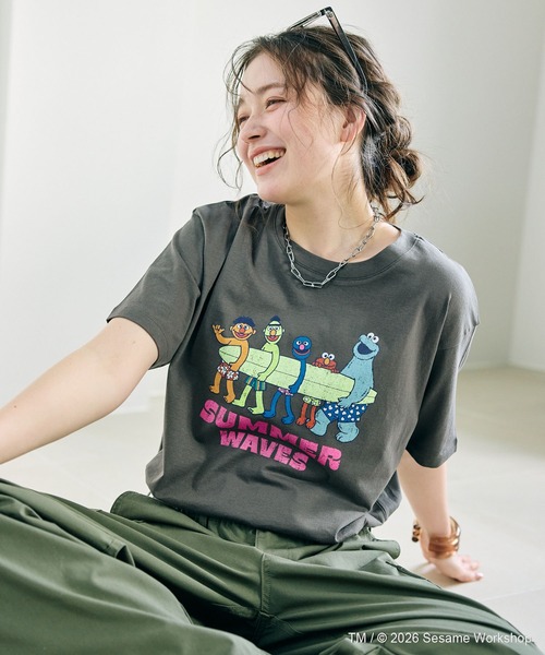 SESAME STREET(セサミストリート)の「【セサミストリート/SESAME STREET】サーフフォトプリントTシャツ(ELMO&FRIENDS)(Tシャツ/カットソー・レディース・グレー/エメラルド/オフホワイト・LL/3L/M/L)」の5枚目の写真