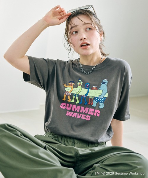 SESAME STREET(セサミストリート)の「【セサミストリート/SESAME STREET】サーフフォトプリントTシャツ(ELMO&FRIENDS)(Tシャツ/カットソー・レディース・グレー/エメラルド/オフホワイト・LL/3L/M/L)」の6枚目の写真