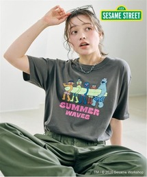 cross marche（クロスマルシェ）の「【セサミストリート/SESAME STREET】サーフフォトプリントTシャツ（ELMO＆FRIENDS）（Tシャツ/カットソー）」