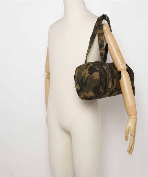 Chick（チック）の「All-over print shoulder bag with star-shaped accents / 星形アクセサリー付き 総柄 ショルダーバッグ 2026年春夏（ショルダーバッグ・レディース・カモフラージュ/アニマル・ONE SIZE）」の11枚目の写真