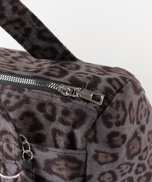 Chick（チック）の「All-over print shoulder bag with star-shaped accents / 星形アクセサリー付き 総柄 ショルダーバッグ 2026年春夏（ショルダーバッグ・レディース・カモフラージュ/アニマル・ONE SIZE）」の6枚目の写真