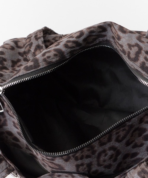 Chick（チック）の「All-over print shoulder bag with star-shaped accents / 星形アクセサリー付き 総柄 ショルダーバッグ 2026年春夏（ショルダーバッグ・レディース・カモフラージュ/アニマル・ONE SIZE）」の10枚目の写真