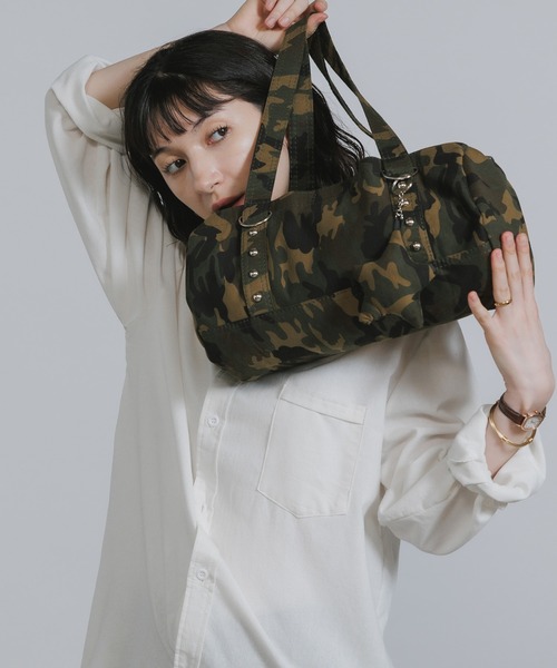 Chick(チック)の「All-over print shoulder bag with star-shaped accents / 星形アクセサリー付き 総柄 ショルダーバッグ 秋 秋服 2026年秋冬(ショルダーバッグ・レディース・カモフラージュ/アニマル・ONE SIZE)」の21枚目の写真