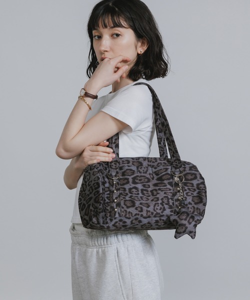 Chick(チック)の「All-over print shoulder bag with star-shaped accents / 星形アクセサリー付き 総柄 ショルダーバッグ 秋 秋服 2026年秋冬(ショルダーバッグ・レディース・カモフラージュ/アニマル・ONE SIZE)」の13枚目の写真
