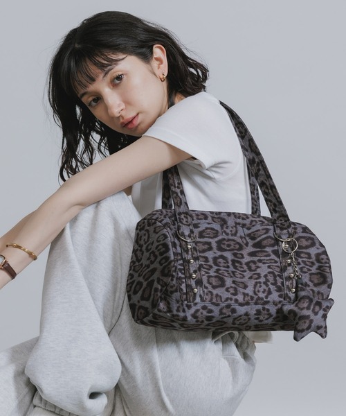 Chick(チック)の「All-over print shoulder bag with star-shaped accents / 星形アクセサリー付き 総柄 ショルダーバッグ 秋 秋服 2026年秋冬(ショルダーバッグ・レディース・カモフラージュ/アニマル・ONE SIZE)」の15枚目の写真